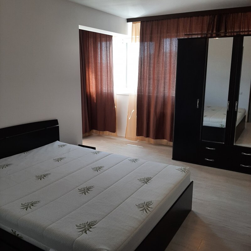 Militari, trei camere, la intrare in cartierul Militari Residence, Auchan
