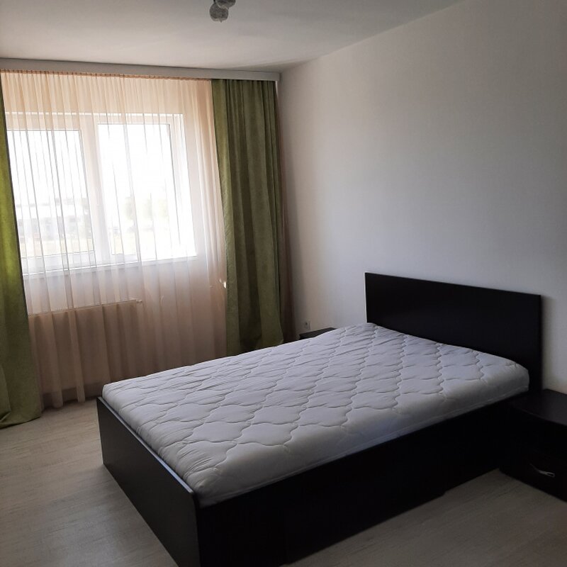 Militari, trei camere, la intrare in cartierul Militari Residence, Auchan