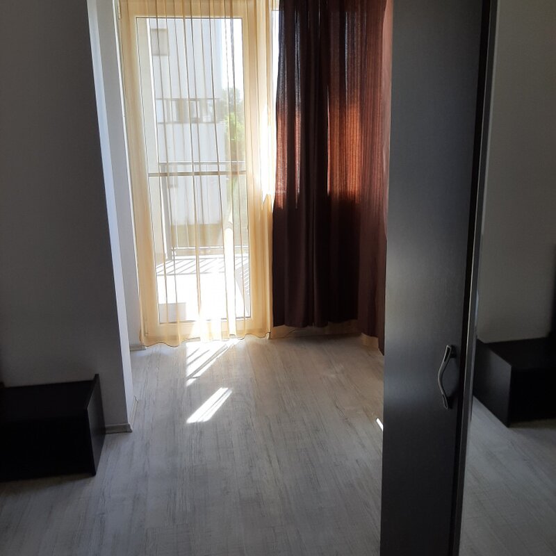 Militari, trei camere, la intrare in cartierul Militari Residence, Auchan