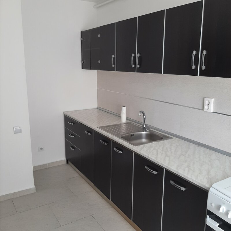 Militari, trei camere, la intrare in cartierul Militari Residence, Auchan