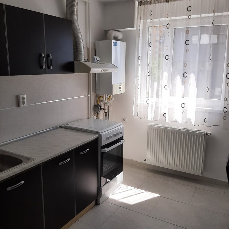 Militari, trei camere, la intrare in cartierul Militari Residence, Auchan