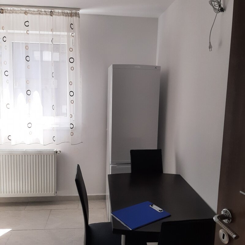 Militari, trei camere, la intrare in cartierul Militari Residence, Auchan